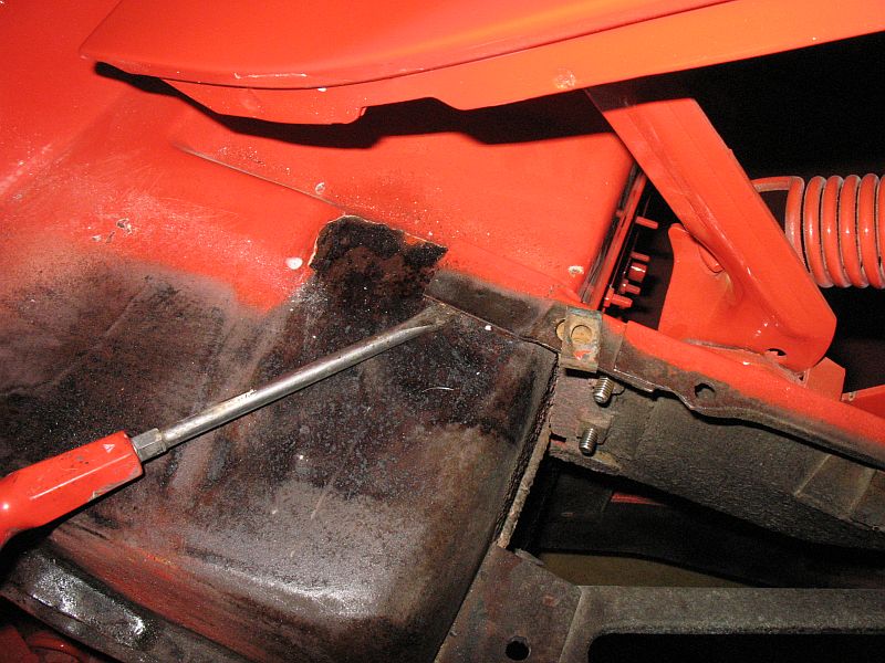 The back end of the right inner fender was loose on the bulkhead.