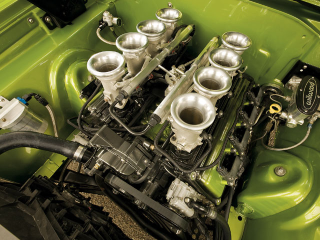 0809phr_07_z+1970_dodge_super_bee+hemi_v8.jpg