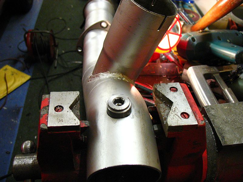 Bung is 25mm. I cut a 24mm hole and hand filed to a tight fit. That is the H-pipe you can see there and not the cut-out.