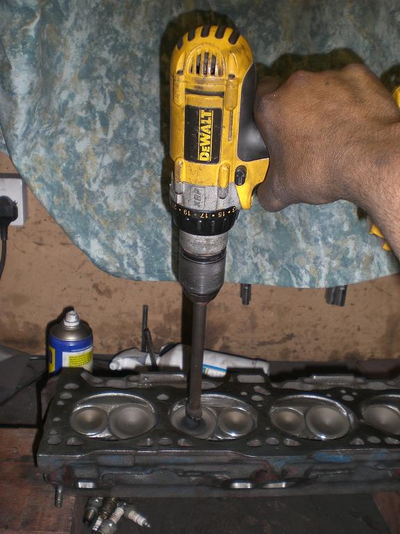Lapping the valves with the help of a cordless drill to speed thing up