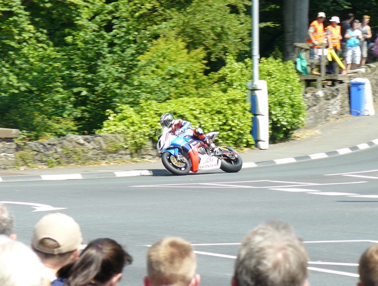 2011 IOMTT 01 Quarterbridge John McGuinness lap1. Edit2.jpg